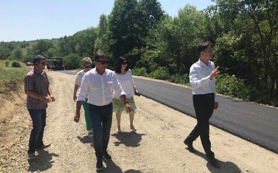 Primul strat de asfalt pe drumul care leagă cele trei Gârbove și reînceperea lucrărilor pe DJ 107 K Galda de Jos – Întregalde
